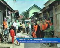 PLAY (klik di sini) Temui Warga Anggota Peace Love Serahkan 120 Paket Sembako